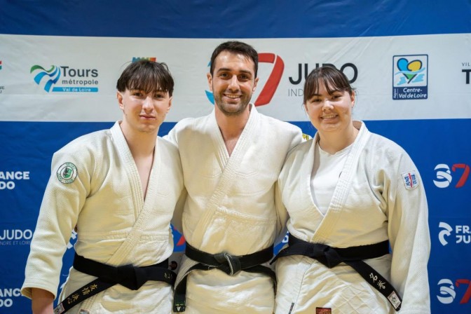 Image de l'actu 'Ceintures noires et trophée'